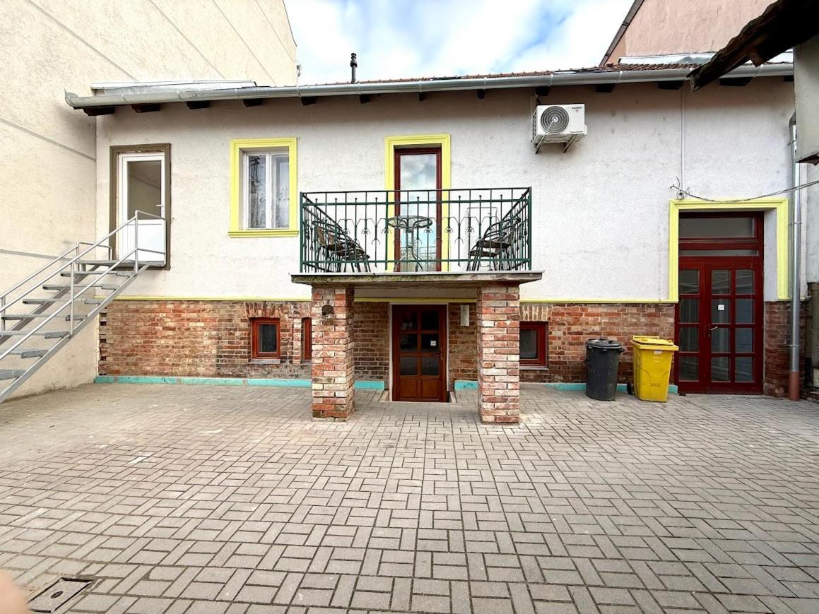 Kuriozum Vendeghaz Hotel Szeged Bagian luar foto